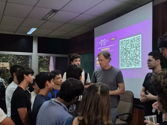 Estudantes conversando com o convidado ao fim da edição
